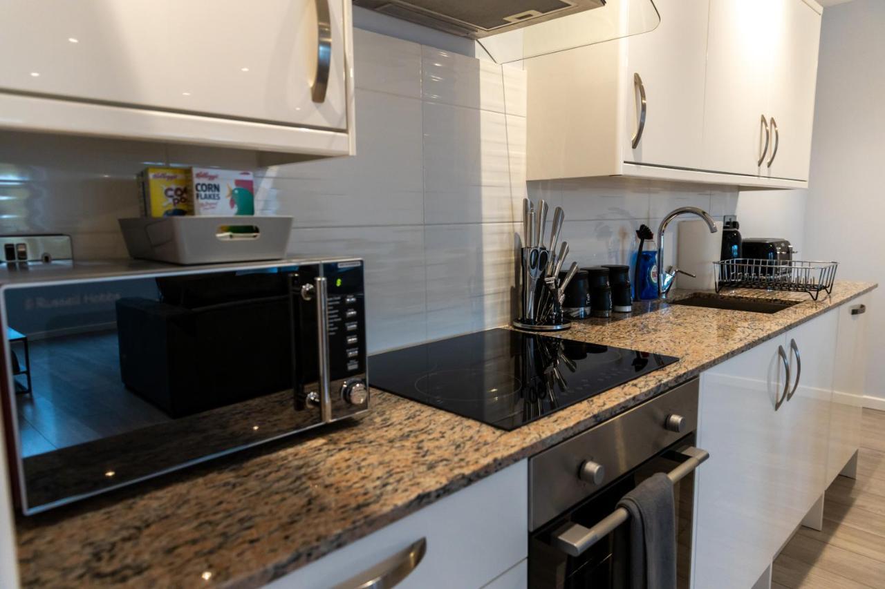 Zen Quality Flats: Cozy Heathrow Accommodations Hounslow Exterior photo